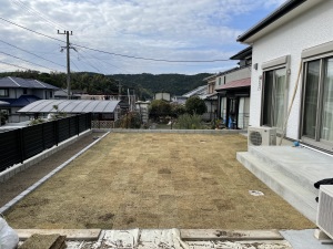 リフォーム外構工事　福岡県宗像市　芝貼り施工過程　不陸調整　芝貼り