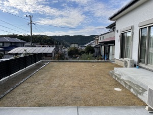 リフォーム外構工事　福岡県宗像市　芝貼り施工過程　肥料　散水