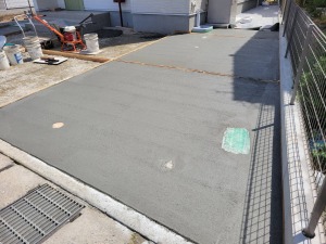 新築外構工事　福岡市南区　コンクリート刷毛引き過程