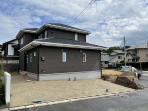 新築外構工事　福岡県宗像市　掘削　砕石敷　散水　転圧