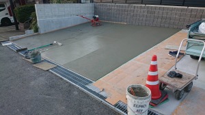 リフォーム外構工事　福岡県宗像市　コンクリート刷毛引き過程