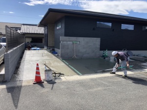 新築外構工事　福岡市東区　コンクリート刷毛引き過程