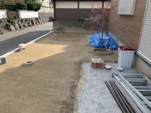 新築外構工事　福岡県古賀市　真砂土整地　芝貼り施工過程　真砂土整地